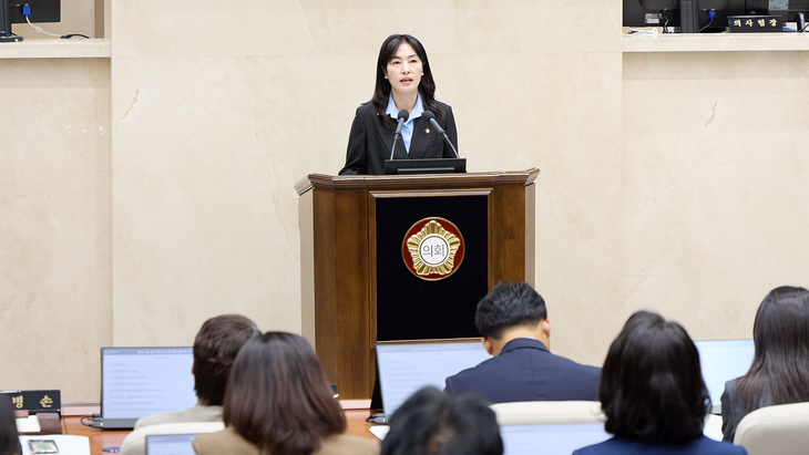 용인시의회 이주연 의원이 12일 제307회 임시회 제1차 본회의에서 교통약자의 버스 이용 환경 개선을 촉구하는 5분 자유발언을 하고 있다. 제공=용인시