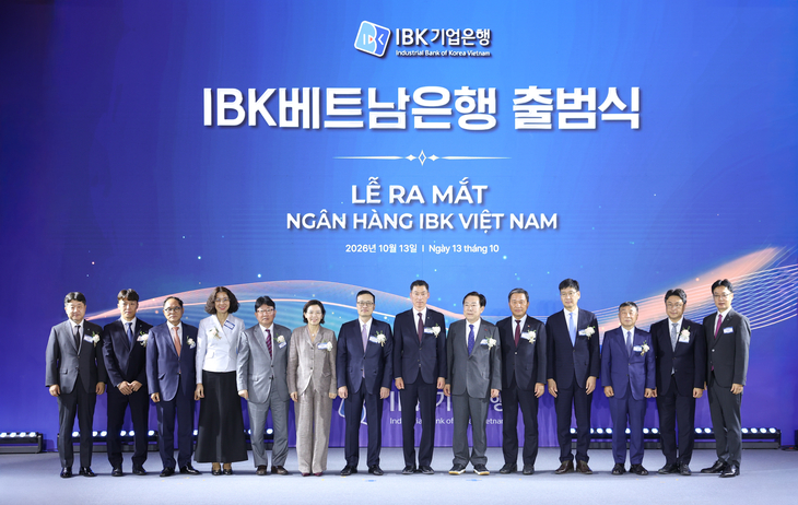 지난 13일 베트남 하노이에서 개최된 'IBK베트남은행 출범식'에서 (왼쪽 여섯 번째부터) 이미연 주베트남 대한민국 대사, 팜꽝중 베트남 중앙은행 부