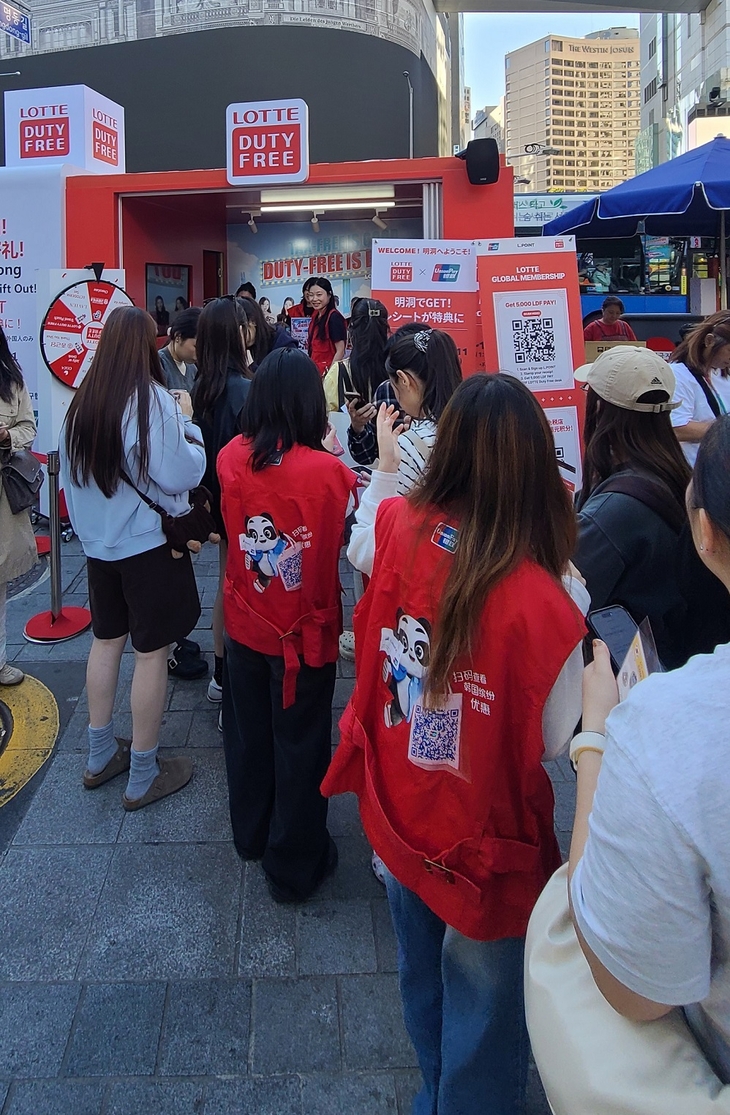 롯데멤버스, 명동 외국인 관광객 대상 '상생 영수증' 행사 진행