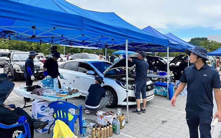 성남시가 시민 차량의 안전 운행을 지원하기 위해 실시한 자동차 무상 점검 행사에서 정비사들이 차량 상태를 살펴보고 있다. 제공=성남시