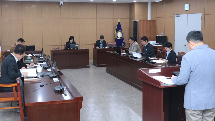 이천시의회 의원들이 상임위원회 회의에서 안건을 심사하고 있다. 제공=이천시의회