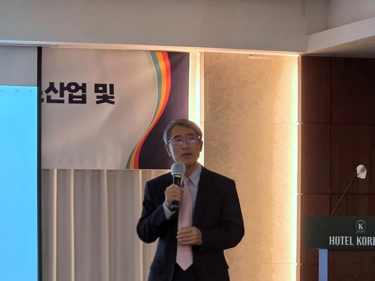 이충기 경희대학교 고황명예교수가 지난 14일 열린 일본 IR 카지노 도입에 따른 영향분석 세미나에서 발표하고 있다. 사진=송민규기자
