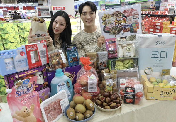 15일 이마트 용산점에서 모델들이 '옥토버 그랜드 페스티벌' 할인상품을 소개하고 있다. 사진=이마트