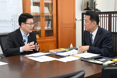 김원기 의정부시장(왼쪽) 14일 이광재 국회 예산결산특별위원장에게 의정부시 주요 현안 사업 국비 지원 필요성 설명