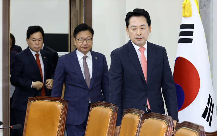 최고위 입장하는 장동혁 대표와 정점식 원내대표