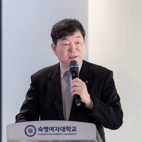 문형남 한국AI교육협회 회장 겸 숙명여대 한류국제대학 교수가 마이크를 들고 발언하고 있다.