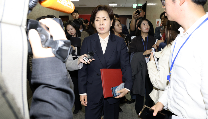 질의 받으며 이동하는 양향자 최고위원