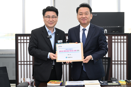 김원기 의정부시장(왼쪽) 14일 이광재 국회 예산결산특별위원장에게 주요 현안 사업 국비 지원 건의서 전달
