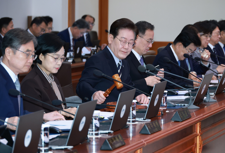 靑국무회의, 생중계 부작용에 수사기관 참석 논란까지
