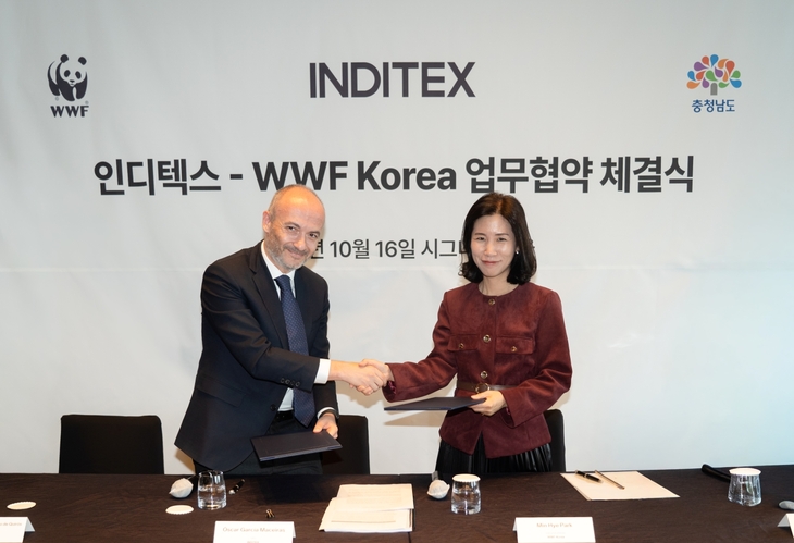 16일 '가로림만 갯벌 정화 능력 회복과 생태 환경 개선'을 위한 업무협약을 맺은 뒤 기념 사진을 찍는 오스카 가르시아 마세이라스 인디텍스 최고경
