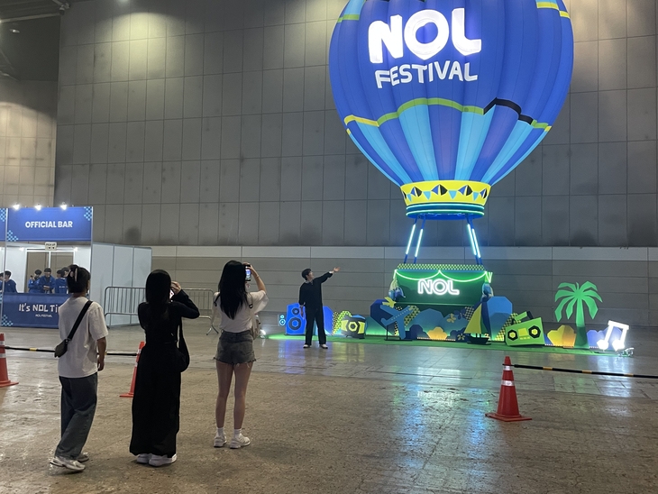 슈퍼 라이브 스테이지 내 마련된 대형 열기구 조형물을 배경으로 관람객들이 인증샷을 찍고 있다. 사진=조하니 기자