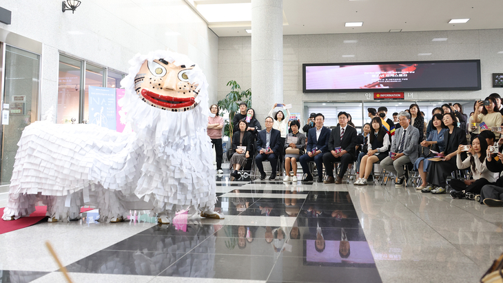 지난 15일 인천학생교육문화회관에서 열린 '2026 인천학교예술교육페스티벌 InAF'에서 학생들이 탈춤 공연을 선보이고 있다. 제공=인천시교육청