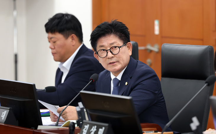 유종대 오산시의원이 지난 14일 오산도시공사 행정사무감사에서 임원 보수 인상 과정과 이사회 의결 절차의 적법성을 질의하고 있다. 제공=오산시의회