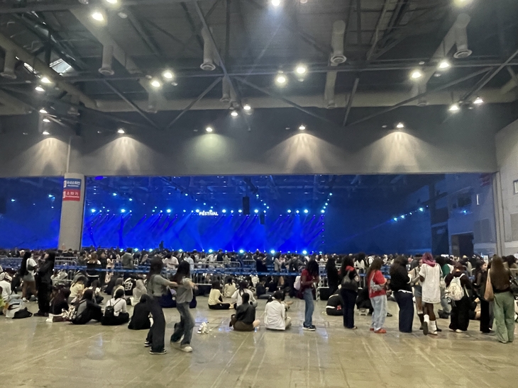 10홀 EDM 스테이지 일부 공간에 마련된 임시 대기줄에서 관람객들이 K-팝 스테이지 입장을 기다리고 있다. 사진=조하니 기자