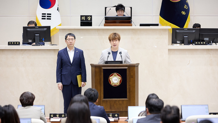 15일 용인시의회 제307회 임시회 제2차 본회의에서 강영웅 의원(왼쪽)과 이상욱 의원이 제5차 국가철도망 구축계획 반영 촉구 결의안을 제안 설명하고
