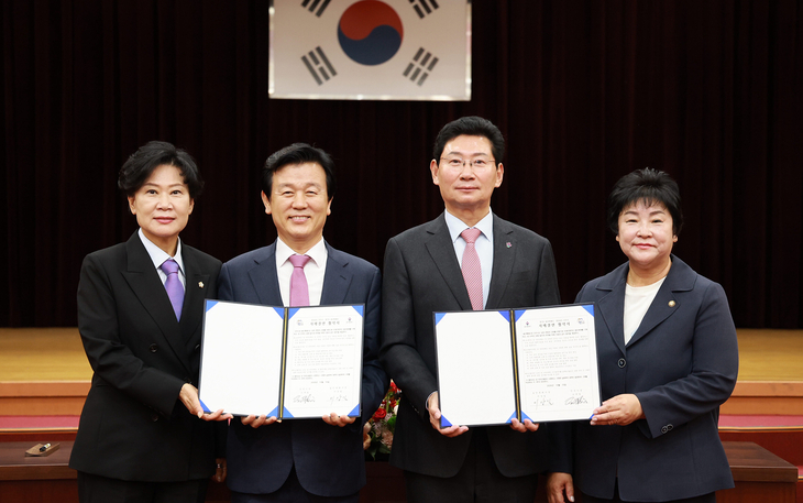 16일 진주시청 시민홀에서 열린 용인시와 진주시의 자매결연 협약식에서 참석자들이 협약서를 들고 기념촬영을 하고 있다. 왼쪽부터 박미경 진주시의