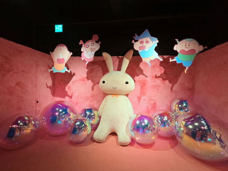 극장판 '꿈꾸는 세계 대돌격'을 모티브로 꾸민 Dream World 구역에 유리의 토끼 인형이 놓여 있고, 그 위로 떡잎마을 방범대 친구들 그림이 걸려 있다.