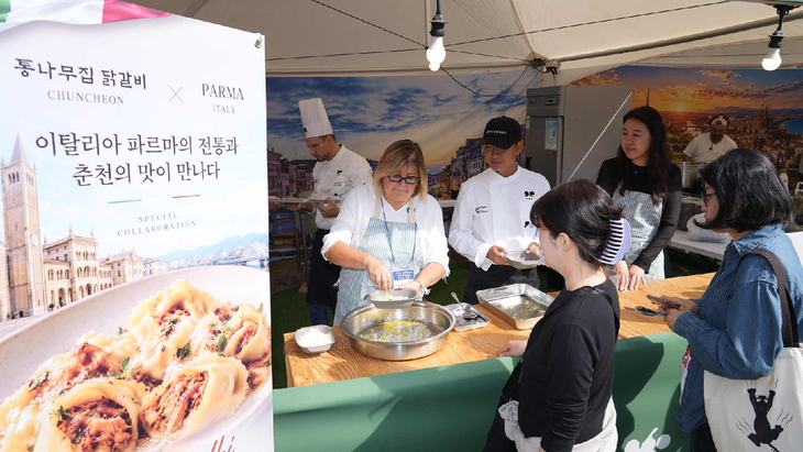 파르마 파스타와 춘천닭갈비 협업 포핸즈 시식행사