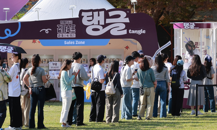 삼양식품이 '그랜드민트페스티벌 2026'에서 운영한 프로틴 파스타 '탱글' 브랜드 부스에 방문객들의 발길이 이어지고 있다. 사진=삼양식품