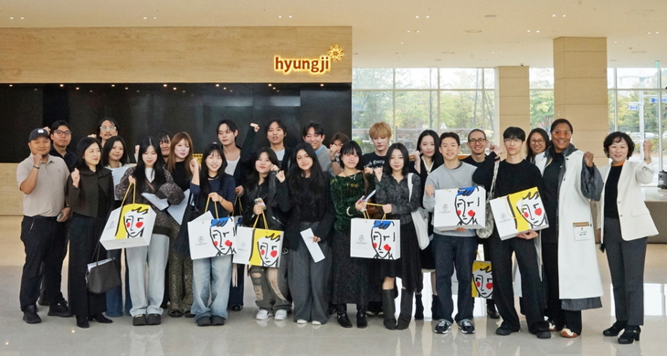 지난 15일 인천 송도 형지글로벌패션복합센터에서 패션그룹형지 관계자 및 초청된 학생 및 교수진들의 모습. 사진=패션그룹형지