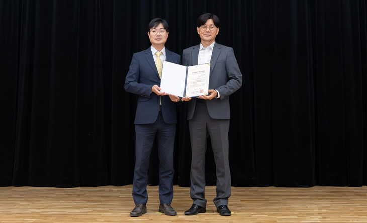 김태형 상무이사(왼쪽)가 '2026 하이서울기업' 지정서를 수여받고 있다. 사진=노랑통닭