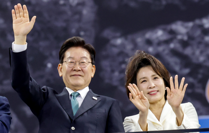 선수단 향해 손흔드는 이재명 대통령과 김혜경 여사