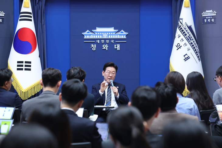 기자들과 간담회하는 이재명 대통령