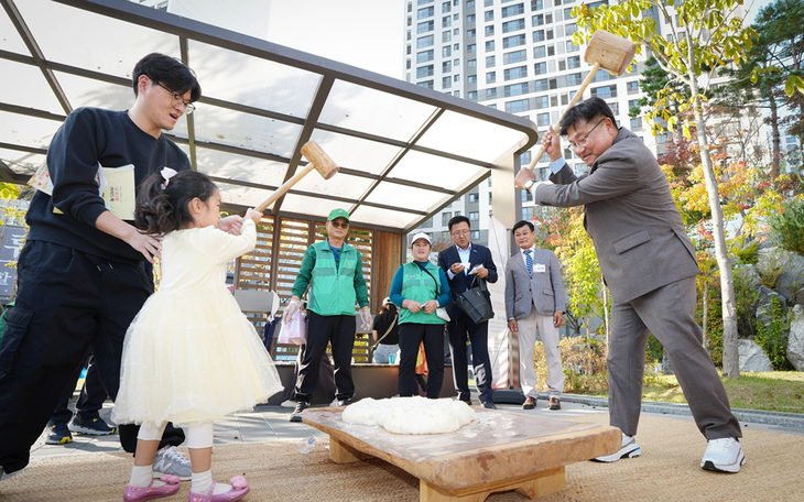 지난 17일 광주시 고산1호 어린이공원에서 열린 '제1회 오포1동민의 날, 오감만족 온가족 문화 축제'에서 박관열 시장이 어린이와 떡메치기 체험에