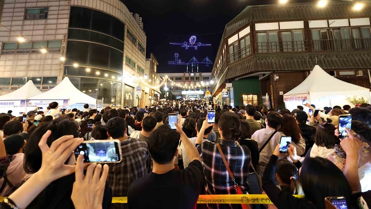 지난 9일부터 11일까지 열린 '2026 인천개항장 국가유산 야행'에서 방문객들이 개항장 거리 상공에 펼쳐진 야간 공연을 관람하고 있다. 제공=제물포구