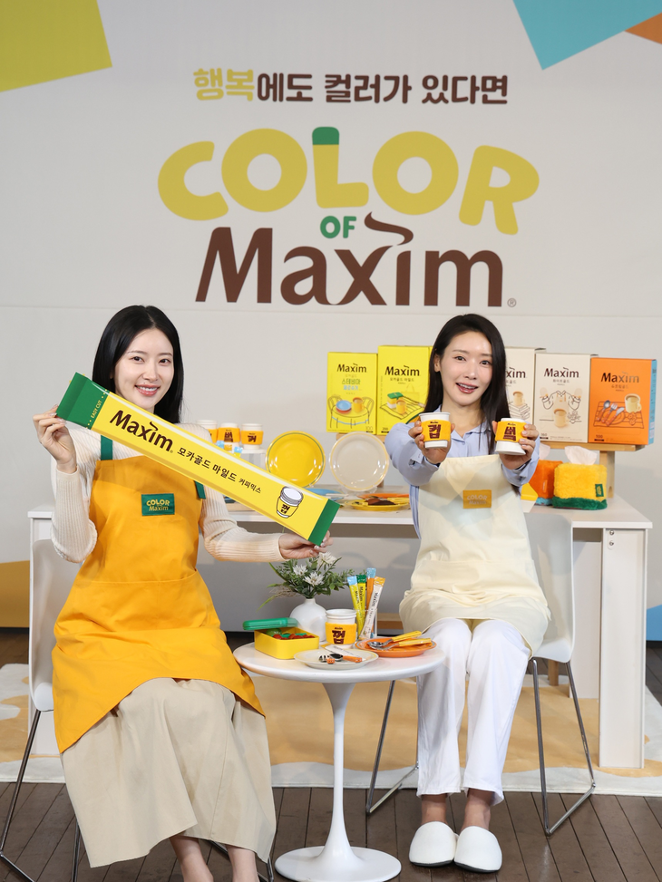 동서식품이 맥심 커피믹스 고유의 색을 입힌 굿즈를 묶은 '컬러 오브 맥심' 한정판 패키지를 올해도 선보인다.