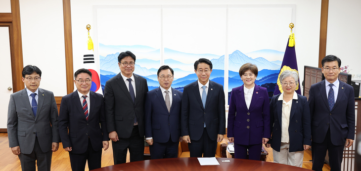 도성훈 인천시교육감이 19일 국회의장실에서 대한민국교육감협의회 소속 시도교육감들과 함께 조정식 국회의장을 예방하고 기념촬영을 하고 있다. 제