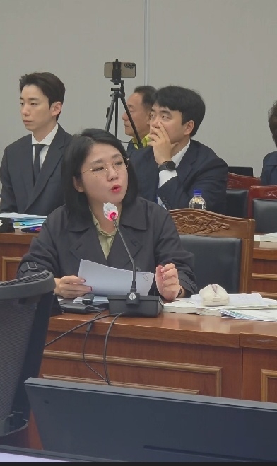 도청 앞에서는 용혜인 의원 국감 참여 반대 1인 시위