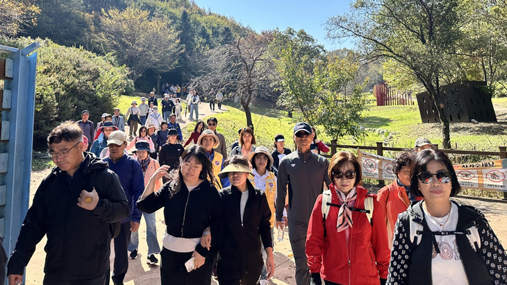지난 17일 광주시 곤지암도자공원에서 열린 '우리동네, 건강실천 평생 건강 한마당' 행사 참가자들이 공원 내 걷기 프로그램에 참여하고 있다. 제공=
