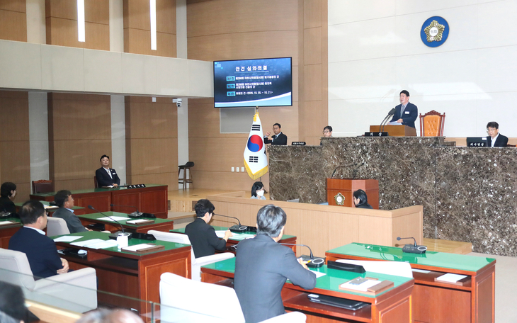 19일 이천시의회 본회의장에서 열린 제266회 임시회에서 조주환 의장이 개회를 선언하고 있다. 제공=이천시의회