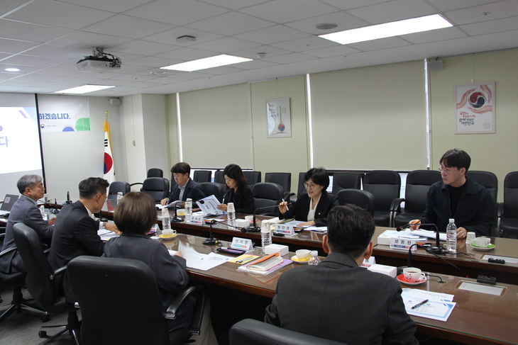 지난 20일 서울 중구 한국도박문제예방치유원에서 원민경 성평등가족부 장관(윗줄 왼쪽에서 세 번째)과 사행산업통합감독위원회·예방치유원 관계자