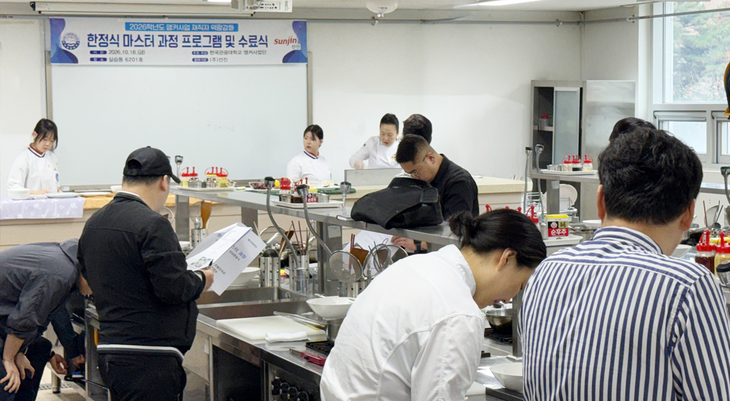 선진이 외식 파트너에게 돼지고기 구이와 어울리는 곁들임 메뉴를 가르쳤다.