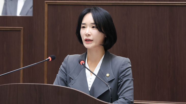 최서윤 광주시의회 부의장이 20일 열린 시의회에서 경안2지구 폐수 방류 문제와 제55회 광주시민의 날 행사 운영에 대해 시정질문을 하고 있다. 제공=광