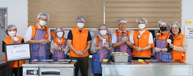 20일 열린 하남시미사노인복지관 배식 봉사에서 참가자들이 식사를 준비하고 있다. 사진=하남 보바스병원