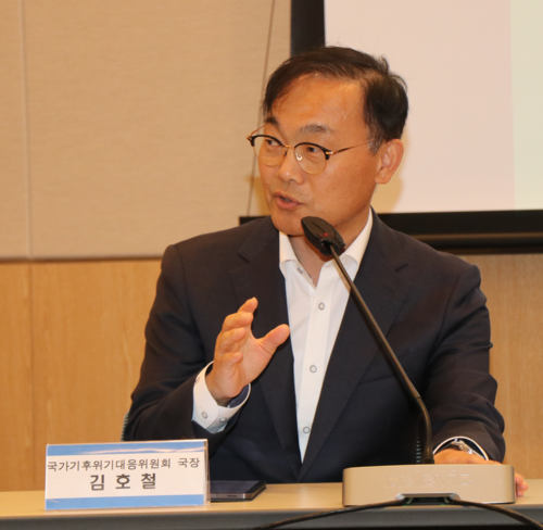 김호철 국가기후위기대응위원회 기후감축정책국장이 패널토론에서 발언하고 있다. 사진= 유병욱 기자