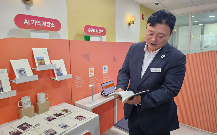 성수석 이천시장이 이천시노인종합복지관에서 열린 '2026 Senior AI Memory Care 전시회'를 찾아 인공지능(AI) 기술로 제작된 어르신들의 자서전을 살펴보