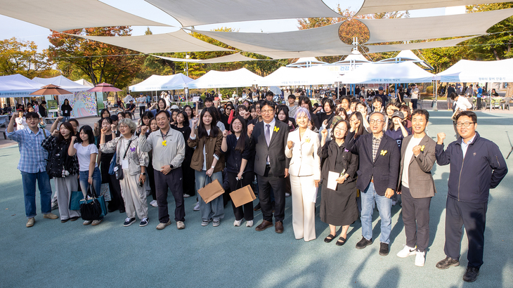 지난 17일 인천 부평공원에서 열린 '2026 인천청소년평화문학상' 대회에서 도성훈 인천시교육감과 참가 학생 및 관계자들이 기념촬영을 하고 있다.
