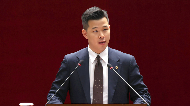 성남시 백진규 시의원이 경기도교육청 국제교육원의 성남 이전 변경에 대해 비판하고 있다.
