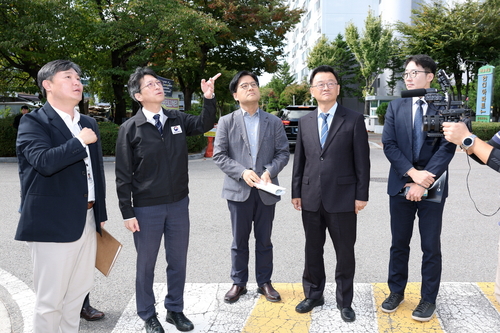민경선 고양특례시장-홍지선 국토교통부 장관 21일 노후계획도시 정비사업 선도지구인 일산 백송마을 현장 점검