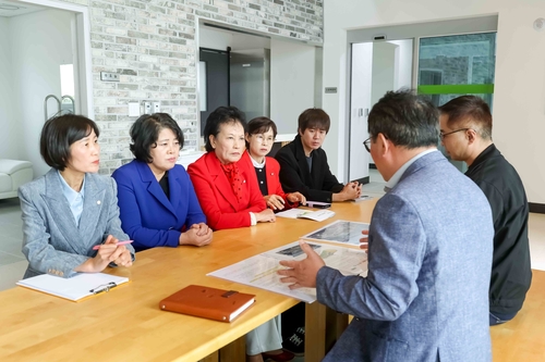 안산시의회 문화복지위원회 20일 동주염전 체험장 방문