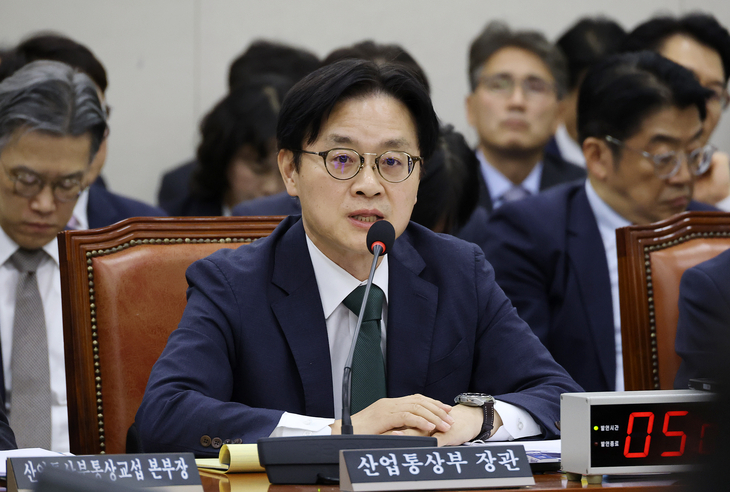 종합 감사에서 답변하는 김정관 산업통상부 장관