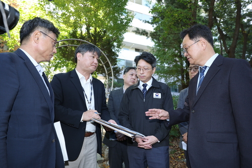 민경선 고양특례시장-홍지선 국토교통부 장관 21일 노후계획도시 정비사업 선도지구인 일산 백송마을 현장 점검