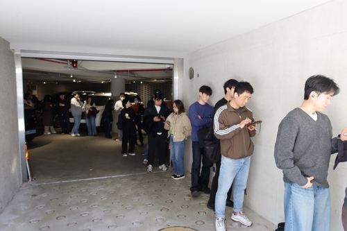 22일 서울 용산구 한남동에서 열린 팔란티어 팝업스토어를 찾은 방문객들이 입장을 기다리고 있다. 사진=유재호 인턴기자