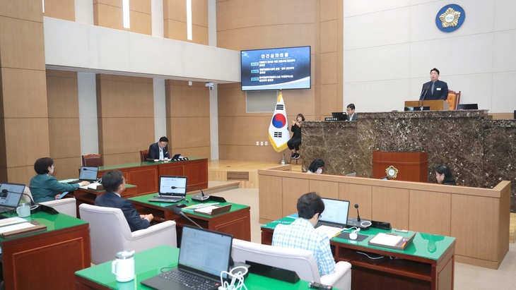 이천시의회가 22일 본회의장에서 제266회 임시회 제2차 본회의를 열고 조례안과 동의안 등 주요 안건을 처리하고 있다. 제공=이천시의회
