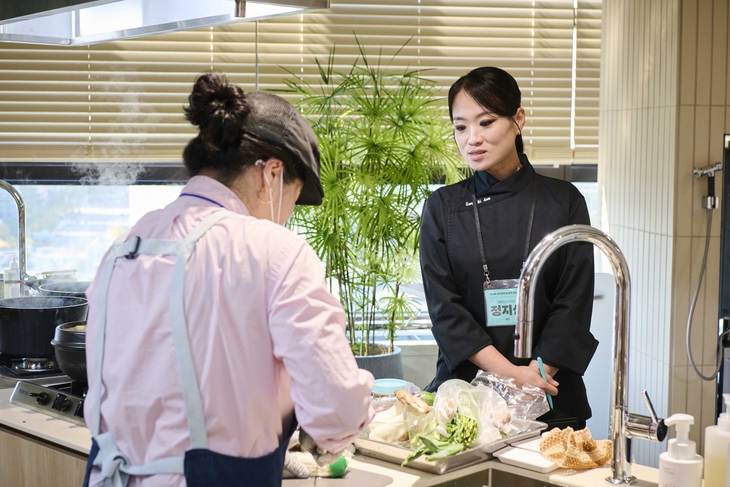 지난 22일 경기 수원시 배민아카데미 경기센터에서 열린 요리경연대회에서 심사위원인 정지선 셰프가 참가자들의 요리 과정을 보고 있다. 사진=우아한
