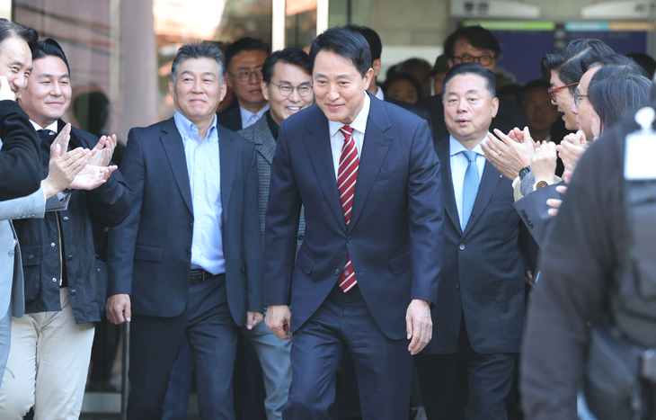 항소심 무죄, 법원 나서는 오세훈 서울시장